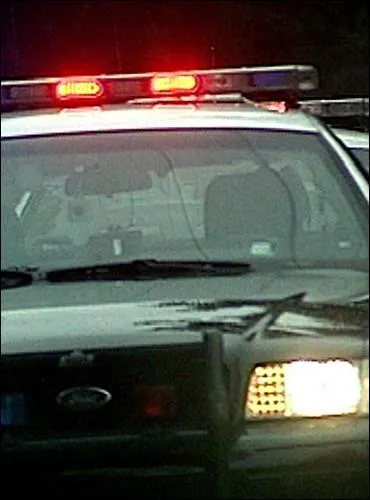 Vers la fin du roman, Patrick est poursuivi par une patrouille de police, car :