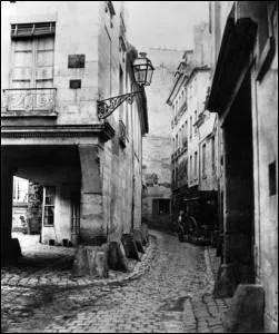 La rue Chanoinesse respire l'histoire de France. Quelques personnages illustres ont marqué la rue de leur empreinte. Qui y mourut le 1er janvier 1560, dans une maison située à l'angle des rues Chanoinesses et Massillon ?