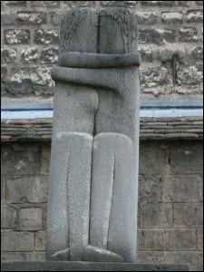 En 1910, quel sculpteur reçut une commande pour le monument funéraire d'une jeune femme russe qui s'était suicidée par amour, Tatiana Rachewskaïa ?