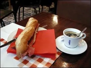 Nous ne pouvons aller à Paris sans consommer le pain qui apporte les glucides, le jambon fournit les protéines et le fer, sans trop de graisses, et le beurre ou le fromage vont procurer le calcium.