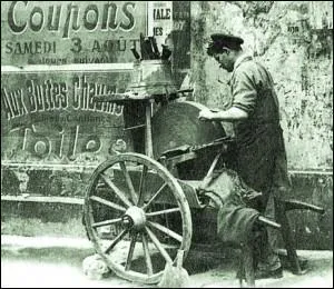 Le rémouleur se déplace avec sa petite charrette, sur laquelle est fixée une meule en grès. Il s'arrête à chaque coin de rue, agite sa clochette en criant : "Rémouleur, rémouleur ! Repasse couteaux ! Repasse ciseaux ! " Quel autre nom porte-t-il ?