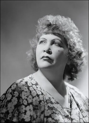 Sa vie fut mouvementée, souvent chaotique, mais son talent toujours indiscutable. En 1938, l'un de ses rôles lui fournit son plus grand succès "La Java Bleue", tiré d'un film de Claude Orval.