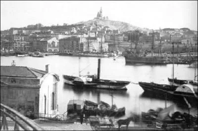 Fin XIXe, Marseille connat son apoge. Le port est reconnu comme  port international de commerce  et  grand port de voyageurs . De quelles lignes est-il le point de dpart ?