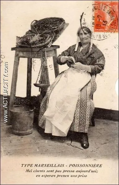 Encore un tour au march  la encontre d'une figure de Marseille. Agrandissez la photo, et dites-moi ce que fait la poissonnire en attendant le chaland ?