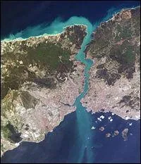 Comment se nomme le détroit qui sépare les deux rives d'Istanbul, plus grande ville de Turquie à cheval sur deux sous-continents ?