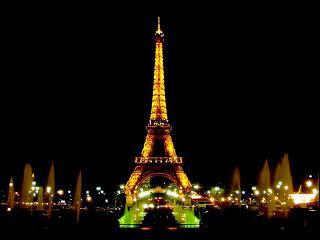Pour clairer la tour Eiffel, il faut beaucoup de projecteurs. Combien y en a-t-il au total ?