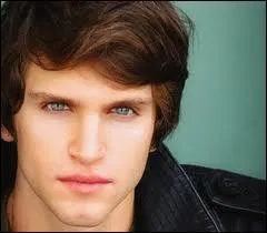 Toby dit qu'il est membre pour :