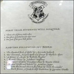 D'aprs la liste de fournitures envoye par le collge, quel objet Harry n'a-t-il pas le droit de possder (comme tous les lves de premire anne) ?