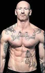 Gareth Thomas évolue dans un sport où il a souvent dû entendre ''Les gars, on n'est pas des pédés ! '' : il est rugbyman international de l'équipe du Pays de Galles. Quelle est la couleur du maillot de son pays ?