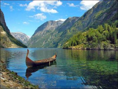 Je suis un pays du nord de l'Europe, situ assez  l'ouest. Quelle est ma capitale ?