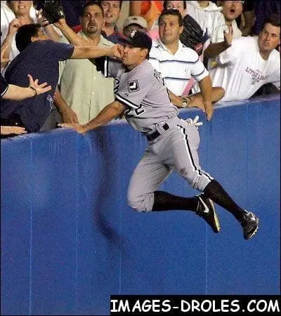 Discipline ou l'on s'amuse  frapper une petite balle avec une batte pour l'envoyer loin ...