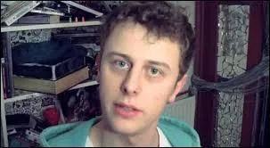 Quel est le nom de cet humoriste ?