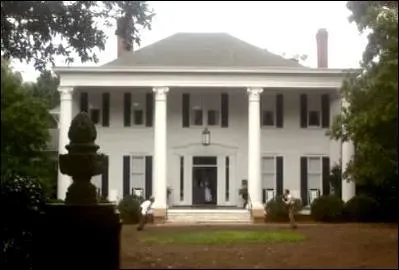 En quelle anne les fondateurs de Mystic Falls ont-ils cru se dbarrasser des vampires ?