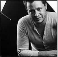 De quel instrument jouait-il dans ce groupe ?