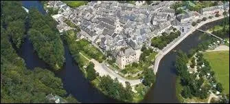 Nous sommes  Entraygues-sur-Truyre (Aveyron), au confluent du Lot et de la Truyre. La commune se situe en rgion ...