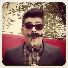 Qui se cache derrire cette moustache ?