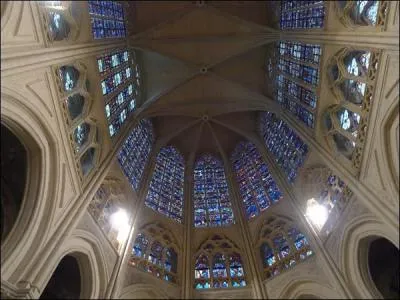 Tours, la prfecture possde une belle cathdrale, quel est son nom ?
