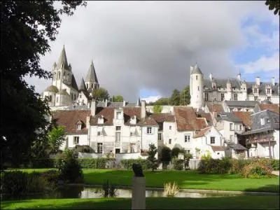 Quelle rivire passe  Loches ?