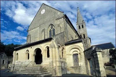 Mon glise fut construite en 1120 et rebtie au treizime sicle, elle renferme un graffiti relatant la mort de Charles le Tmraire, je suis :