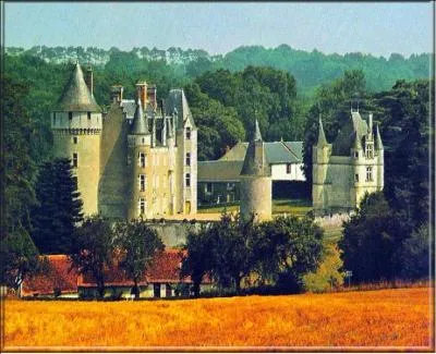 Petit trsor cach dans un crin de verdure, ce chteau du quinzime possde une poterne imposante, quel est son nom ?