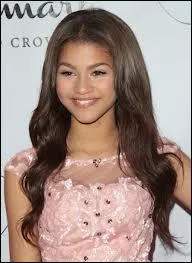 Quel nom portait-elle quand elle a jou dans la srie  Bonne Chance Charlie  ?