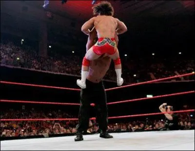 Qui est le catcheur qui execute le 'Two Handed Chok Drop' sur Carlito ?