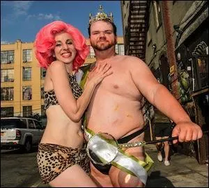 Le 01/08/2013, se tenait  Brooklyn le concours du plus petit pnis au monde. La France y tait reprsente par Zigounette, qui se retira, trop ivre. Le gagnant devait passer  travers des tapes : un dfil en (petite) tenue de soire, un passage en maillot de bain arros par le public, la mesure des pnis et une srie de questions poses par le jury. Et le gagnant atteint...