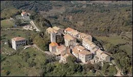 La plus petite ville du monde compterait 17 habitants. Sur ses monuments vous pourrez y lire l'alphabet glagolitique et elle a t construite au onzime sicle. Elle est en Croatie et elle s'appelle :