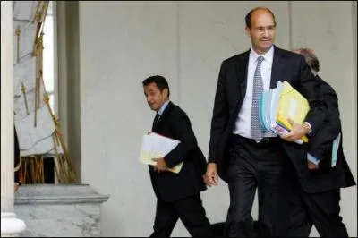 La dette de l'Etat est en train d'exploser. Dans quelle poche le gouvernement a-t-il trouv trois milliards d'euros pour boucler le budget ?