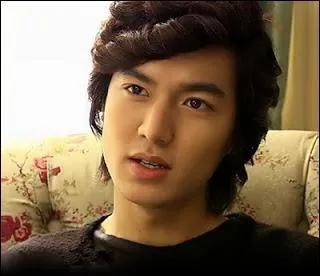 Il avait les cheveux frises dans l'un de ses rles dramatiques. Quel est-il ?