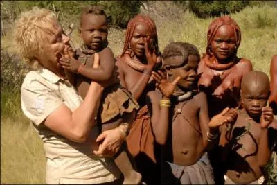 Muriel Robin aime tellement l'mission qu'elle y a particip deux fois, cette fois-ci, en compagnie de Frdric Lopez, elle part rencontrer les Himbas, aide par Solne, qui a vcu chez eux pendant deux ans !