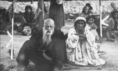 Pendant ce temps en Europe, les nazis s'attaquent à deux ethnies (parmi d'autres) installées en Europe.
Quelles sont ces ethnies ?