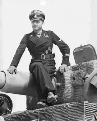 C'est la plus grande bataille de chars de l'histoire. Elle oppose du 5 juillet au 23 août 1943 les forces allemandes aux forces soviétiques sur un immense territoire de 23 000 km² situé à la limite de l'Ukraine. C'est la victoire soviétique décisive qui permet la reprise de l'initiative par les Soviétiques.
Quelle est cette bataille ?