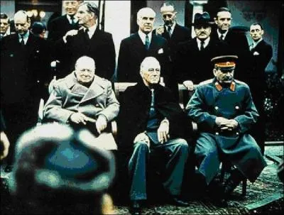 Voici une photo bien connue.
Pouvez-vous nommer ces trois personnes assises (de gauche à droite) ?