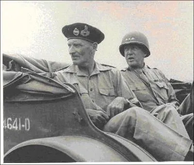 Grand général américain, un peu bizarre, il croit en la réincarnation. Il fut l'un des vainqueurs des combats en Afrique du Nord, en Normandie et en Ardennes. Il est mort peu de temps après la fin du conflit en Europe.
Qui est-ce ?