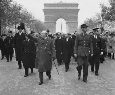 Le 13 mai 1940, il prononça cette phrase devenue historique : « J'aimerais dire à la Chambre... je n'ai à offrir que du sang, de la peine, des larmes et de la sueur. Vous me demandez, quelle est notre politique ? Je vous dirai : c'est faire la guerre sur mer, sur terre et dans les airs... ».
Qui est-ce ?