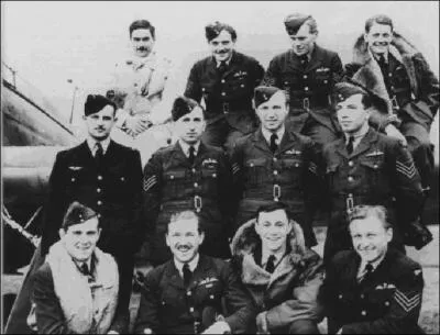 Peu de temps après la chute de la France, une nouvelle bataille s'engage. Les Allemands s'attaquent aux ports, aux installations et aux villes (dont Londres et Coventry). Surtout, ils voulaient détruire l'aviation britannique et atteindre le moral de la population anglaise en vue d'un éventuel débarquement.
Quelle est cette bataille ?