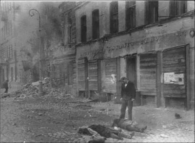 Deux mois après l'invasion de l'URSS, les Allemands atteignirent une ville qu'ils ne purent envahir. Le siège de cette ville commença, il dura 872 jours.
Quel est le nom de cette bataille, de ce siège ?