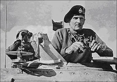 Regardez la photo.
L'homme au béret, qui est-ce ?