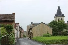 Nous traversons le village de Champcevinel (dpartement 24). Il se trouve en rgion ...