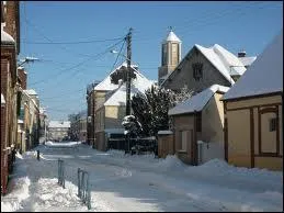 Voici un petit avant-got de l'hiver avec cette image montrant la commune de La Loupe (rgion Centre) sous la neige. Elle se situe dans le dpartement n ...