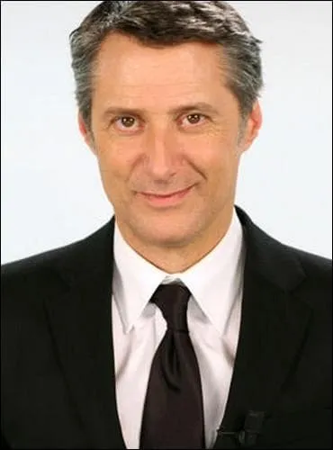 Antoine de Caunes reprend les rnes du Grand Journal sur Canal +.  qui succde-t-il ?