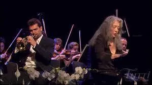 Quel compositeur a crit un concerto pour piano et trompette ?