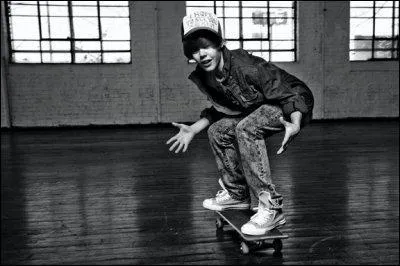 Justin n'aime pas quand une fille met trop d'eye-liner. Il dit que cela fait...