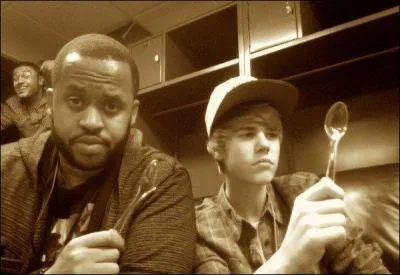 Comment s'appelle le garde du corps de Justin ?