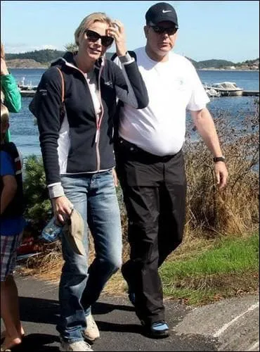 Bbert II de Monaco ne tient plus trop la forme, on dirait... Ce n'est pourtant pas faute de faire un peu de sport... Surtout qu'il est mari  une ex-championne de :