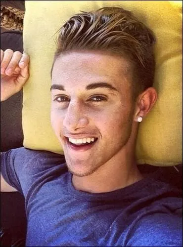 Le frre de Nabilla est bien dcid  prendre la relve de sa sur. Il met ainsi le feu  Twitter et Instagram  grands coups de photos sexy. Mais quel est son prnom ?