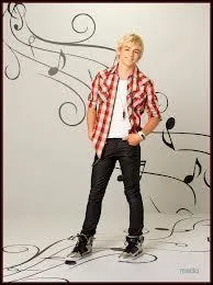 De quelle couleur tait la premire guitare de Ross Lynch ?