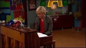 Quelle chanson interprte Austin Moon dans cette pisode ?