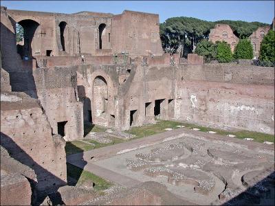 Quadrilatre irrgulier d'environ 2 kilomtres de circonfrence et d'une alitude de 70 mtres, Les empereurs de Rome btirent leurs palais sur celle-ci.